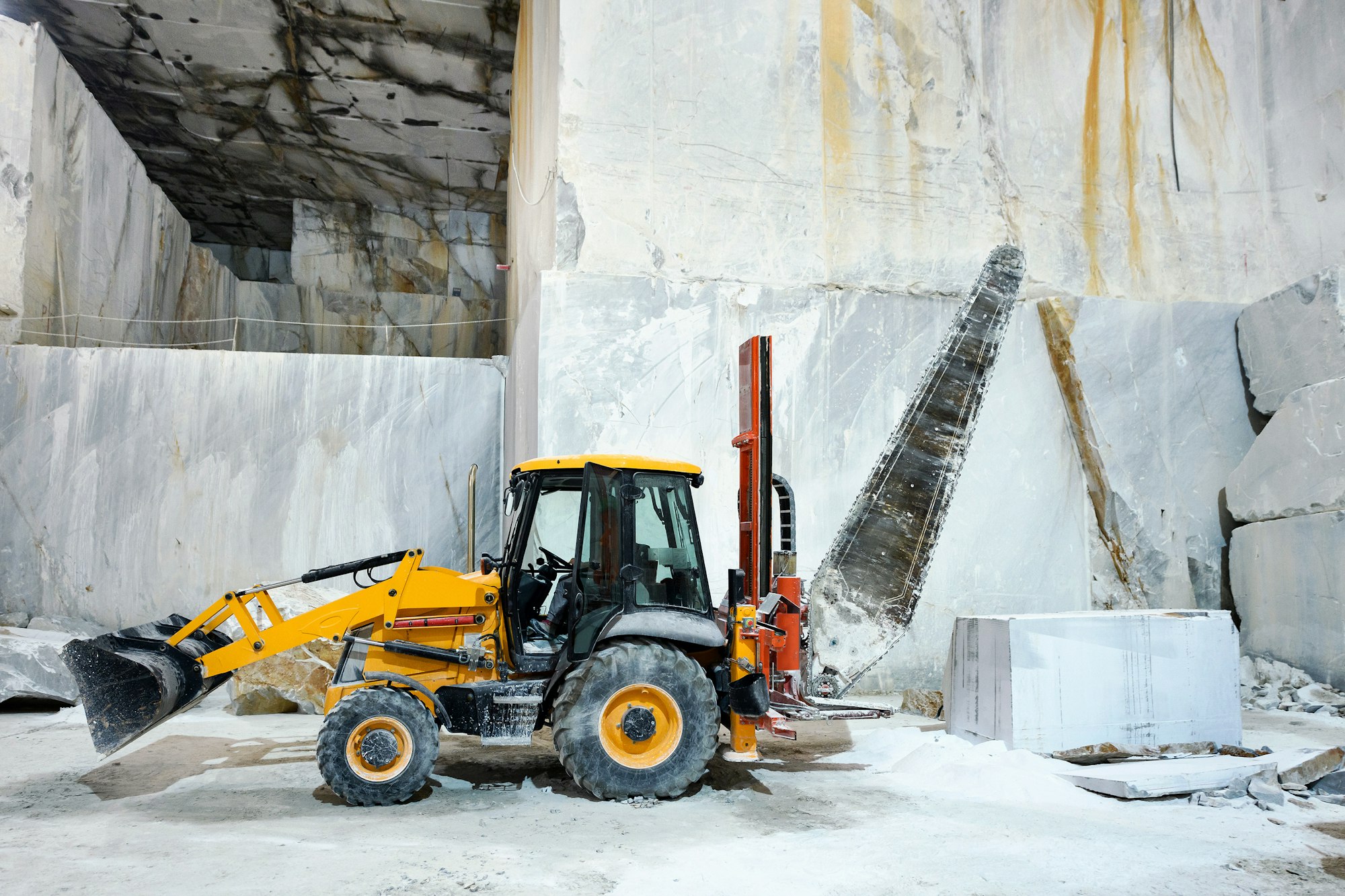 Slicing marble blocks with a large power saw